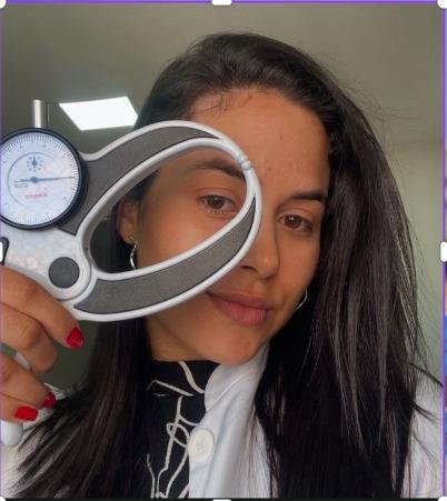 Gabriele Lima segurando adipômetro utilizado em avaliação antropométrica.