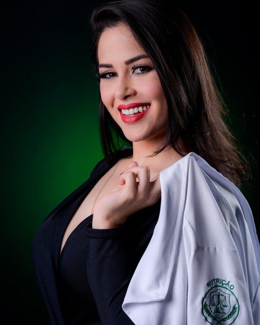 Nutricionista Gabriele Lima em retrato profissional com jaleco.